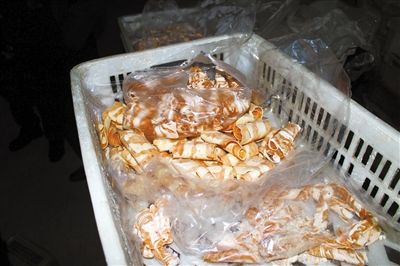 原料加工成“牛肉”產(chǎn)品批發(fā)價(jià)20多元一斤，加工成“羊肉卷”批發(fā)價(jià)為10元一斤。