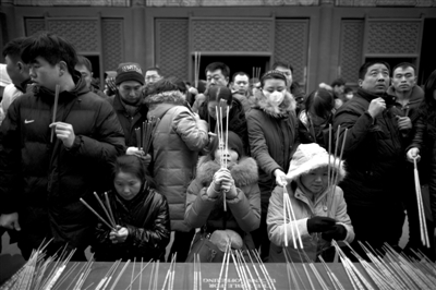 雍和宮，市民在燒香祈福
