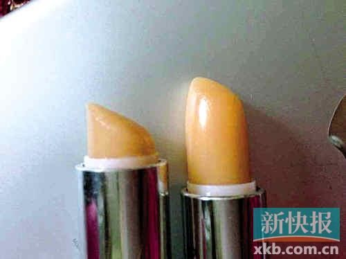 ■蘇小姐將其在專柜和聚美優(yōu)品購買的伊麗莎白雅頓唇膏對比，產(chǎn)品包裝和唇膏顏色明顯不同。