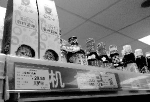 永旺超市里，兒童醬油價格不菲且品種繁多，但買的顧客較少。信息時報記者 郭柯堂 攝