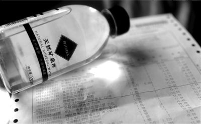 長綠苔的礦泉水和超市購物清單。 京華時報記者 王苡萱 攝