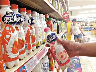 昨日，勁松京客隆超市貨架上，可口可樂(lè)果粒奶優(yōu)仍在售。可口可樂(lè)公司昨日發(fā)表聲明稱，已使用25公斤可能受到肉毒桿菌污染的乳粉，用于生產(chǎn)個(gè)別批次的美汁源果粒奶優(yōu)。新京報(bào)記者 韓萌 攝