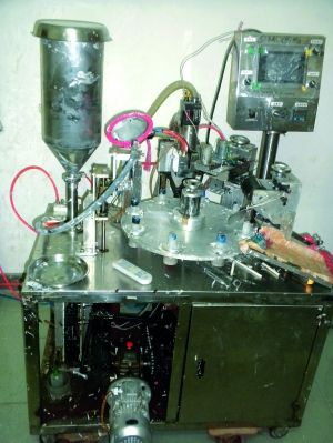 行動(dòng)中查獲的假冒“高露潔”牙膏和制假機(jī)械。信息時(shí)報(bào)記者鄭啟文 攝