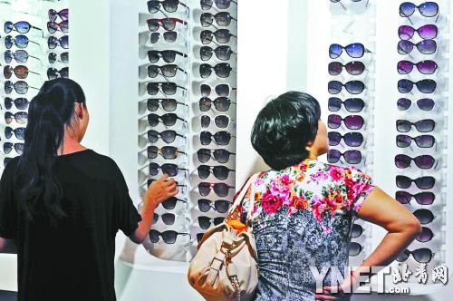 進(jìn)入暑期之后，眼鏡市場迎來了學(xué)生的換鏡高峰