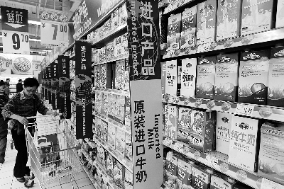 在通州某超市，進口奶粉、純牛奶打出“原裝進口”的招牌吸引消費者購買 攝/法制晚報記者 黑克