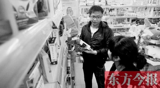 大學(xué)生創(chuàng)業(yè)孵化園內(nèi)，大學(xué)生S團(tuán)實(shí)體店的工作人員在向兩個(gè)同學(xué)推介商品