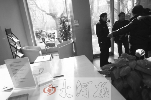 人民路上的這家商店,夜間疑被一男子隔著門縫用長竿偷走一臺蘋果ipad air。