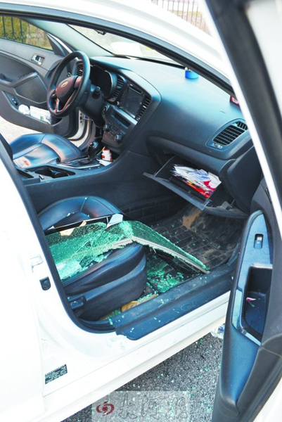 車玻璃被砸碎，車內(nèi)被翻動(dòng)。