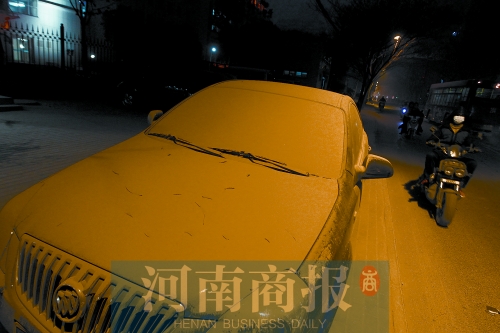 拆遷現(xiàn)場，途經(jīng)的汽車遭了殃，落了厚厚一層灰