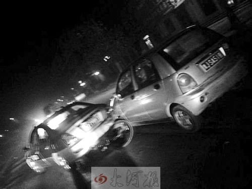撞上出租車(chē)QQ才停下，兩車(chē)間還夾著一輛自行車(chē)。