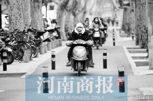 金水路防疫路附近，路樁間距很小，電動(dòng)車經(jīng)過時(shí)要很小心才能避開