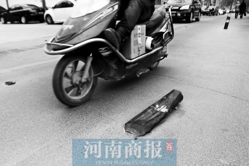 金水路上，一根路樁被撞倒