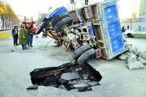 出事的卡車(chē)上，拉了十幾噸的水泥市民供圖