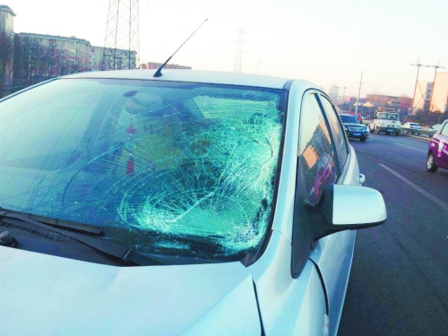 肇事轎車(chē)前擋風(fēng)玻璃上，留著清晰的撞擊痕跡。