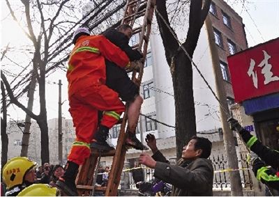 老漢右腿燒傷，樹(shù)下扔了一只燒焦的鞋