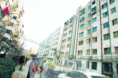 鄭州市瑞達(dá)路啟明村小區(qū)一戶居民家中（紅圈標(biāo)示處），天然氣發(fā)生爆炸。