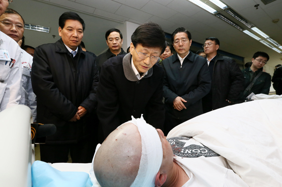 中共中央政治局委員、中央政法委書記孟建柱率工作組2日晨5時(shí)30分抵達(dá)昆明。一下飛機(jī),孟建柱就立即趕往