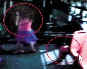去年10月份的一天，一名女乘客打著電話下了車，包丟在了車上。(翻拍視頻)