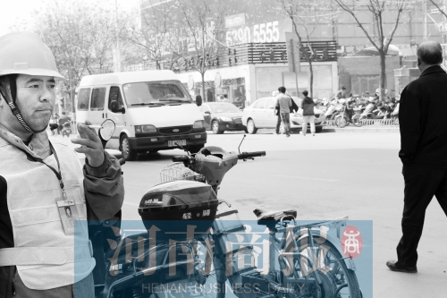  燃氣泄漏,消防員演習變實戰(zhàn)。而幾米外,有工作人員在抽煙