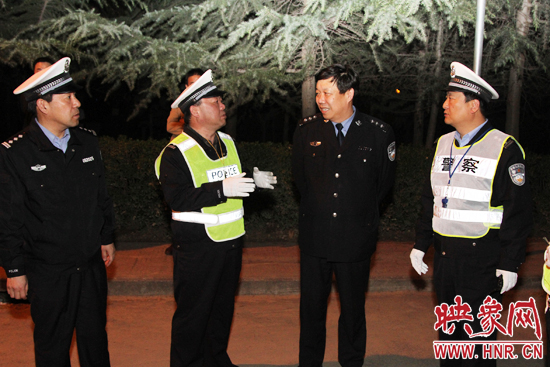 該支隊(duì)支隊(duì)長石軍(左二)、政委周西漢（左一）在向省總隊(duì)督導(dǎo)組匯報(bào)整治酒駕時(shí)的情景。