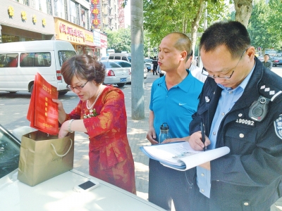 失主在清點、認領失物。
