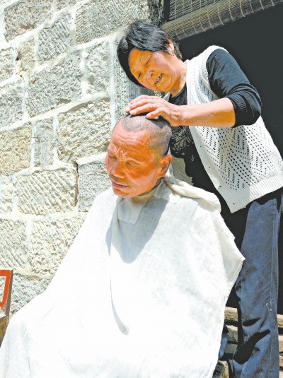為了照顧兩個(gè)小叔，馬英專門學(xué)會(huì)了理發(fā)。
