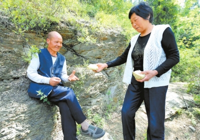 5月5日，馬英為上山放牛的劉五送干糧。
