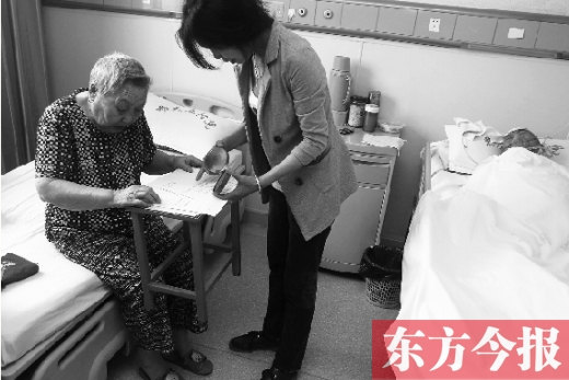 昨日，鄭大五附院二號(hào)樓住院部，馬老太寫(xiě)下委托書(shū)，并簽字摁指印委托女兒代理為昏迷老伴解鎖取錢(qián)