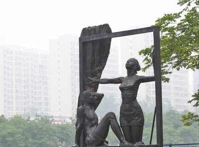 近日，省會(huì)霧霾，東風(fēng)渠旁的一組雕塑似乎在訴說(shuō)著鄭州人的期望——推開(kāi)窗戶，盡情呼吸。