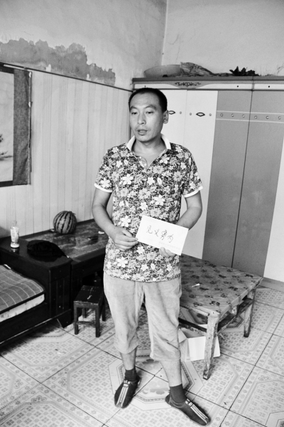 采建新拿的信封里，是南京警方送來的獎金。