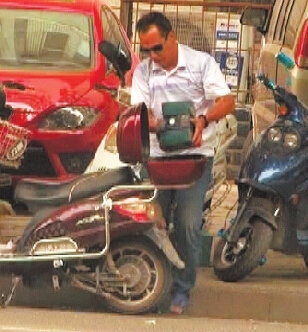 迅速盜得電瓶后,這名男子隨即騎車,載著它們離去。