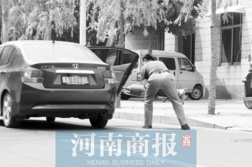 鄭州西區(qū)一氧氣廠門前，有人充氣后，將氧氣瓶裝上私家車運(yùn)走