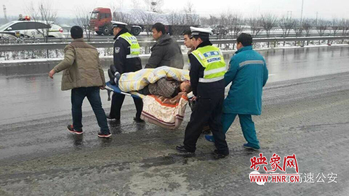 冰雪襲中原,他們堅(jiān)守在高速公路上 冰雪襲中原,他們堅(jiān)守在高速公路上