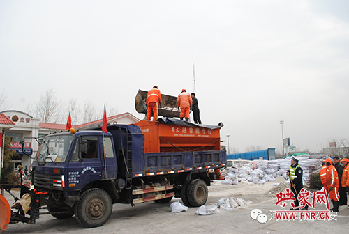 冰雪襲中原,他們堅(jiān)守在高速公路上 冰雪襲中原,他們堅(jiān)守在高速公路上