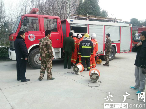 消防官兵趕到現(xiàn)場進行營救 消防官兵趕到現(xiàn)場進行營救