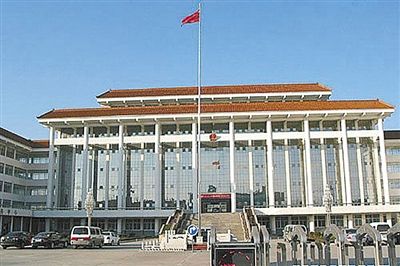 濮陽(yáng)縣違規(guī)、超標(biāo)修建的縣委、縣政府辦公樓。新華社發(fā)發(fā)布