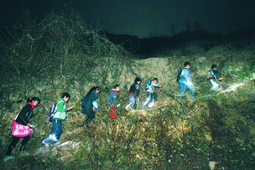 在一些山區(qū),因?yàn)閷W(xué)校太遠(yuǎn),孩子們天不亮就得打著手電出發(fā)。L CFP供圖