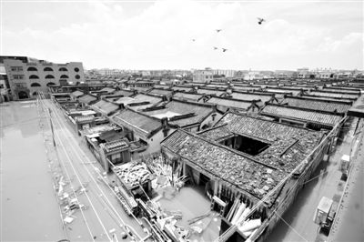 19日，廣東汕頭潮陽區(qū)和平鎮(zhèn)出現(xiàn)水浸現(xiàn)象。連日來，廣東省汕頭市潮陽區(qū)、潮南區(qū)普降暴雨。新華社發(fā)