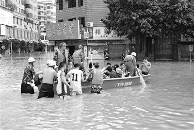 18日，廣東省清遠(yuǎn)市陽山縣縣城,消防官兵合力推動沖鋒舟，轉(zhuǎn)移被困學(xué)生。新華社發(fā)