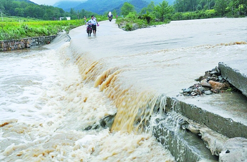 短時(shí)強(qiáng)降雨攜帶泥土、沙石、樹(shù)木等造成災(zāi)害