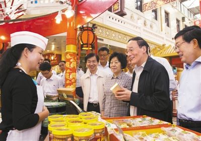 9月6日，王岐山在天津南市食品街調(diào)研，在月餅柜臺前，詢問中央關(guān)于中秋國慶嚴禁公款送禮的規(guī)定發(fā)布后的銷售情況。新華社記者 李學(xué)仁 攝
