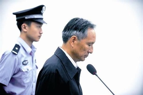 圖為：10日，張曙光在北京市第二中級(jí)人民法院接受庭審 新華社發(fā)