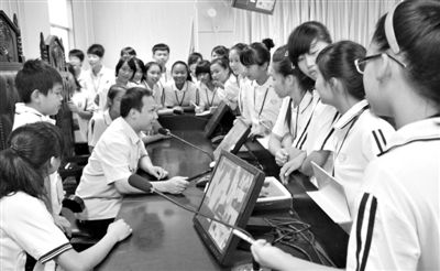 2013年5月30日，結(jié)合當前國內(nèi)民眾普遍關(guān)注的“校長開房”、“強奸猥褻”等事件，廣西上思縣人民法院邀請中小學生到法院觀摩案件的庭審，提高他們的守法、維權(quán)意識。圖/IC