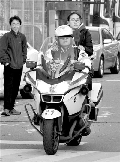 7日，首爾，警察將一名考生送抵考場。新華社發(fā)