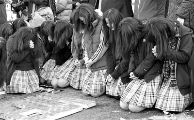 7日，韓國首爾，韓國高考舉行前，學(xué)子們跪地祈禱，希望能考個好成績。
