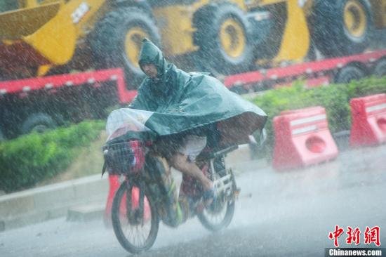 圖為南寧市民冒雨出行。中新社發(fā) 馮抒敏 攝