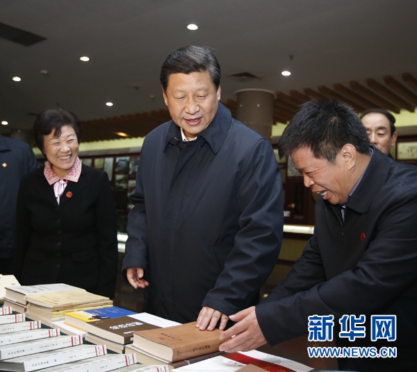 26日上午，習(xí)近平在孔子研究院參觀考察。新華社記者鞠鵬 攝