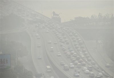 昨日，南昌市八一大橋被霧霾籠罩。 新華社發(fā)