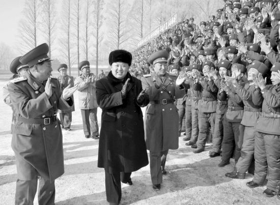 24日，金正恩視察前線部隊。