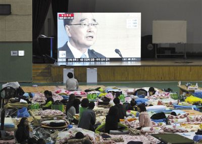 27日，韓國珍島，“歲月”號(hào)客輪乘客家屬在體育館觀看總理鄭烘原辭職新聞。當(dāng)日，鄭烘原召開緊急發(fā)布會(huì)，表示對(duì)韓國“歲月”號(hào)沉船事件負(fù)責(zé)，宣布引咎辭職。